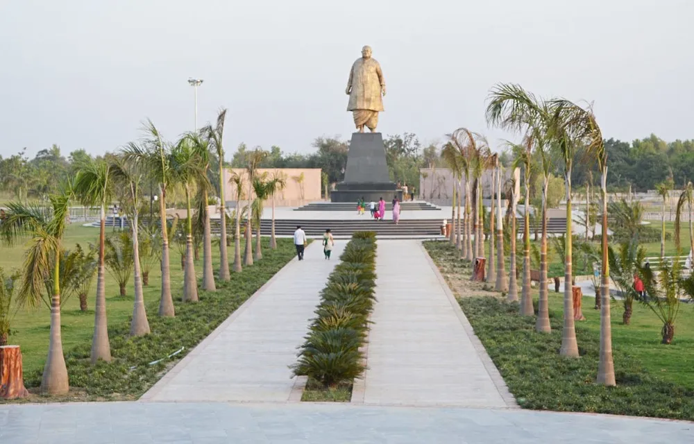 Hotel Royal Grand at Janeshwar Mishra Park