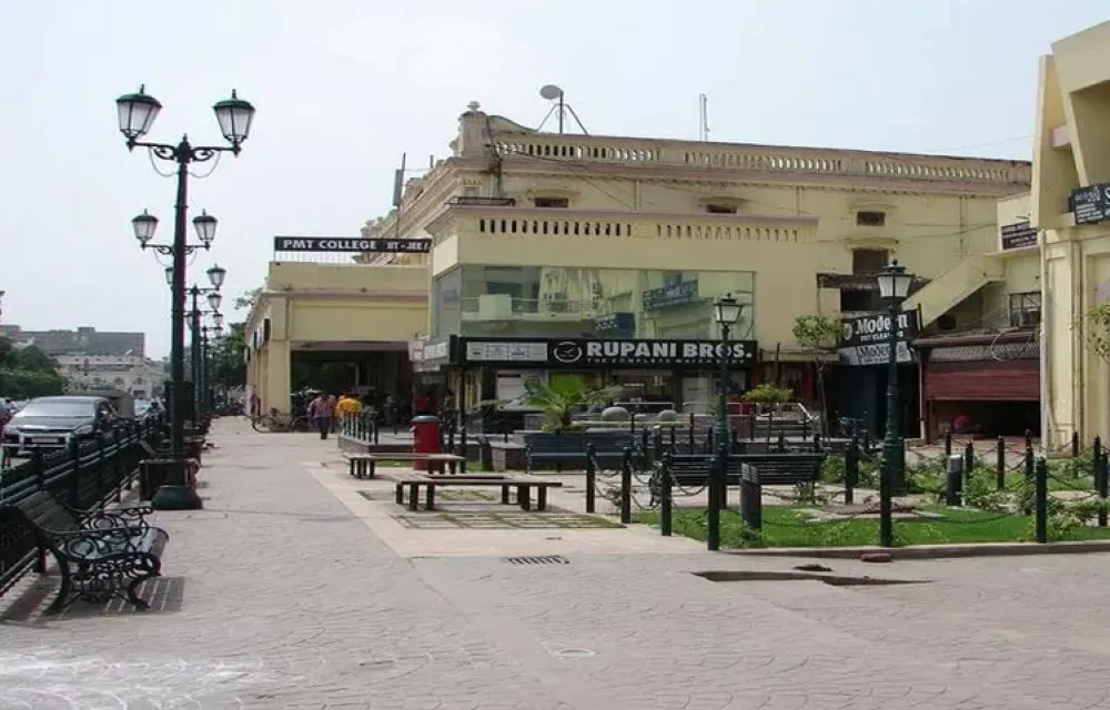 Hotel Royal Grand at Hazratganj Market